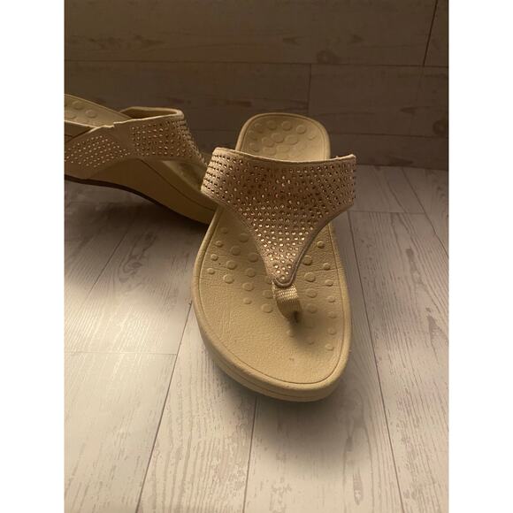 Vionic Beige Rhinestone Wedge Flip Flop Sandals Women’s Size 6 Orthotic Comfort - Picture 1 of 4